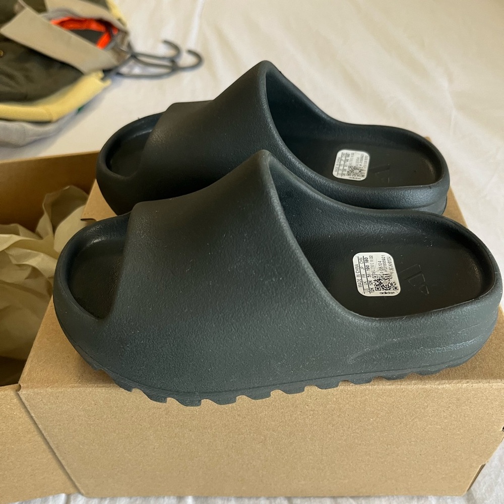 ❌❌SOLD❌❌ Yeezy slides kids 12K grey